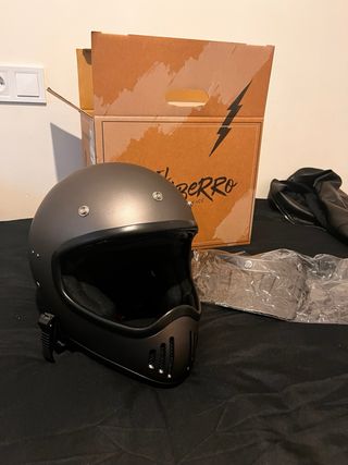 Casco Iguana Custom “El Gamberro” Gris Mate
