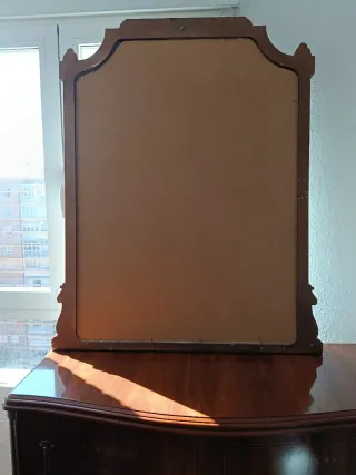Cómoda de madera con espejo