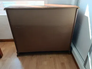 Cómoda de madera con espejo