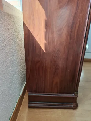 Cómoda de madera con espejo