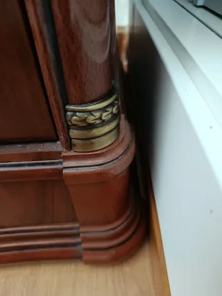 Cómoda de madera con espejo