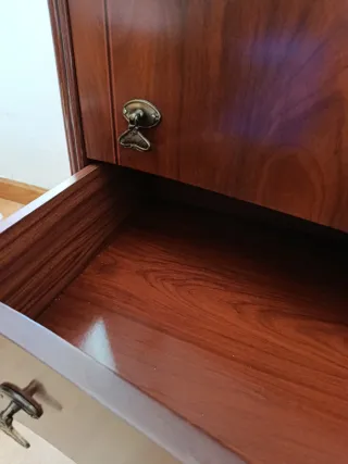 Cómoda de madera con espejo