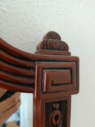 Cómoda de madera con espejo