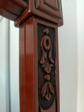 Cómoda de madera con espejo