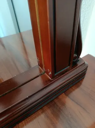 Cómoda de madera con espejo