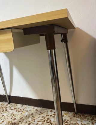 Mesa de aglomerado, y metal rectangular