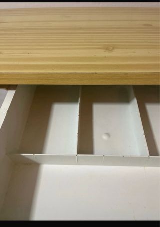 Mesa de aglomerado, y metal rectangular