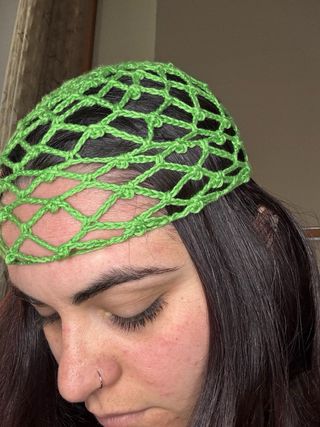 Cappello a rete uncinetto verde
