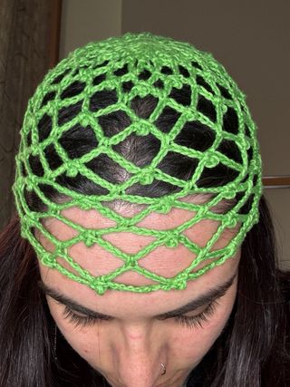 Cappello a rete uncinetto verde