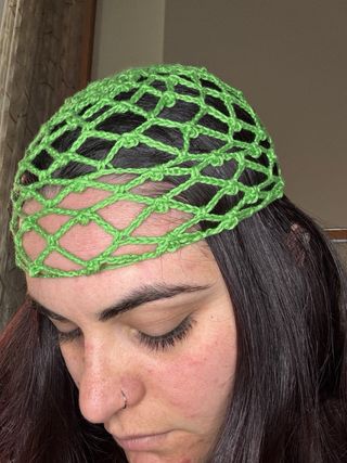 Cappello a rete uncinetto verde