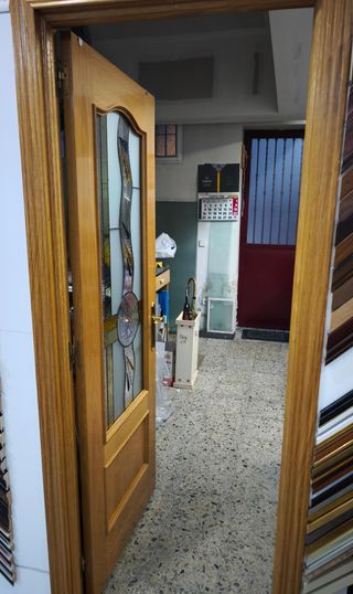 Puerta interior de madera con cristal decorado