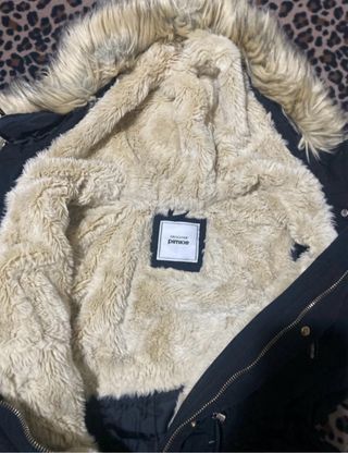 Abrigo negro con capucha de pelo