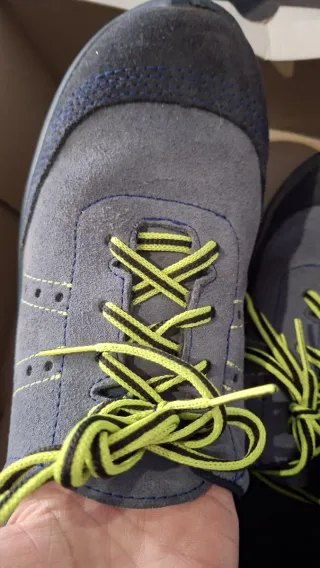 Botas de seguridad gris y verde