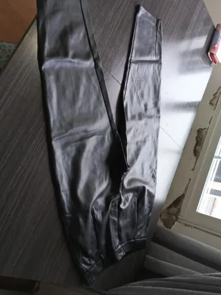 Pantalón negro efecto piel talla M