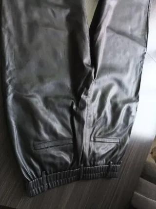 Pantalón negro efecto piel talla M