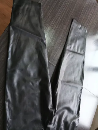 Pantalón negro efecto piel talla M