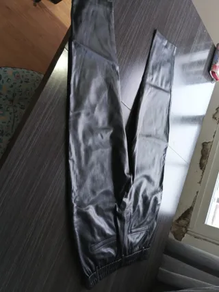 Pantalón negro efecto piel talla M