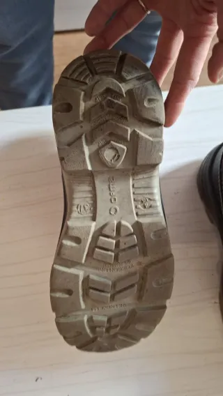 Botas de seguridad negras y grises