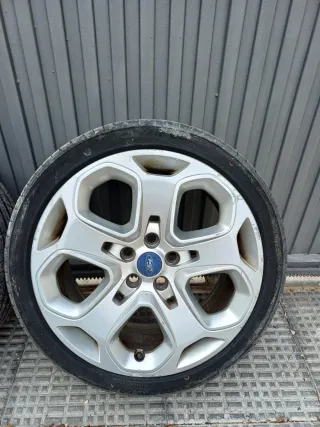 Llantas 18” Ford con neumáticos nuevos.