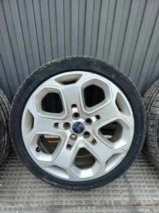 Llantas 18” Ford con neumáticos nuevos.