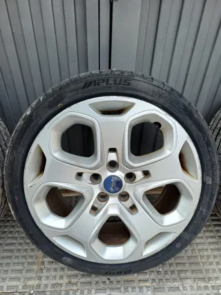 Llantas 18” Ford con neumáticos nuevos.