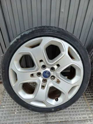 Llantas 18” Ford con neumáticos nuevos.