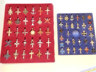 2 COLECCIONES CON 60 CRUCES UNIVERSALES MEDALLAS R