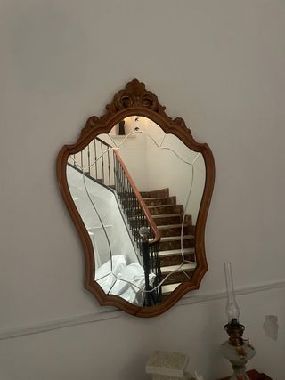 Espejo de madera con marco tallado