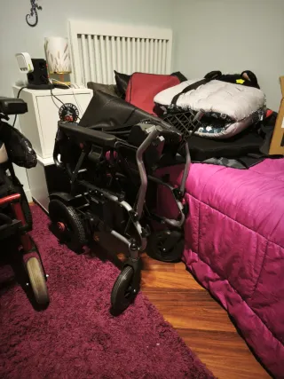 Silla de ruedas eléctrica plegable.