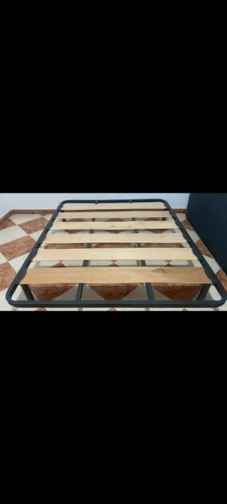 Base de cama metálica con somier de madera