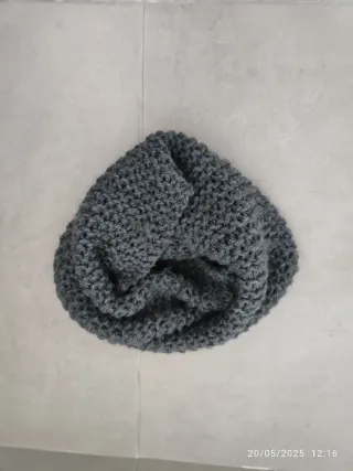 Bufanda gris tejida
