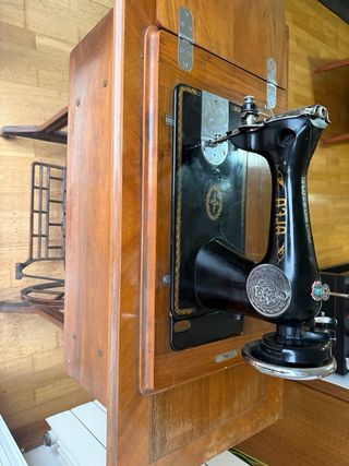 Máquina de coser Alfa antigua