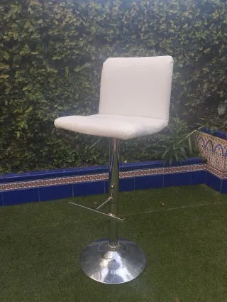 Taburete elevable blanco