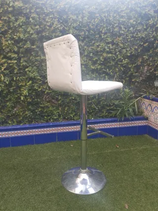 Taburete elevable blanco