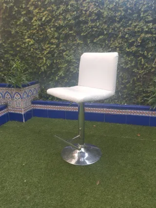 Taburete elevable blanco