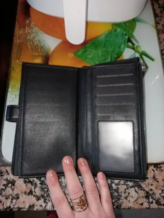 Cartera negra con flor multicolor