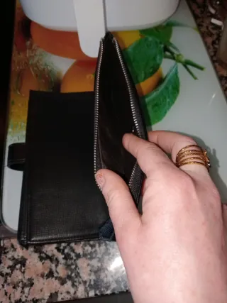 Cartera negra con flor multicolor