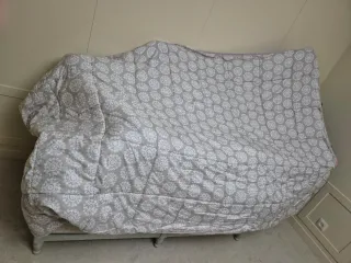 Edredón estampado gris y blanco