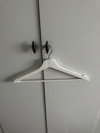 20 Perchas de madera blancas. Ikea y Amazon