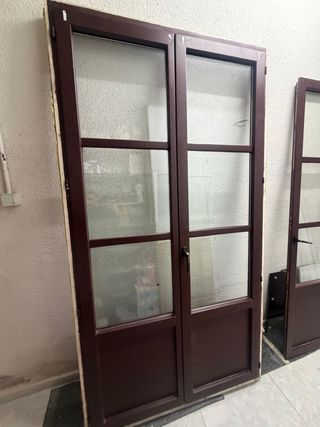 Puerta doble de madera con cristal