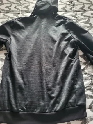 Chaqueta deportiva Decathlon gris y negra