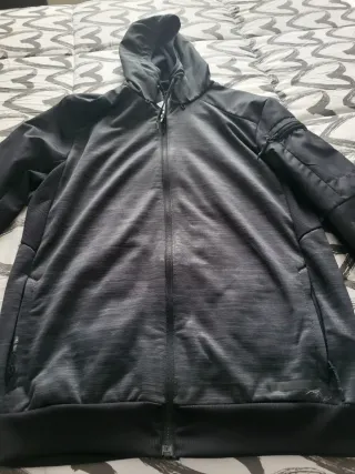 Chaqueta deportiva Decathlon gris y negra