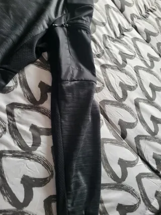 Chaqueta deportiva Decathlon gris y negra