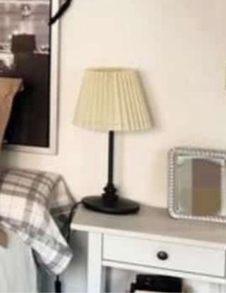 Lámpara de mesa beige y negra