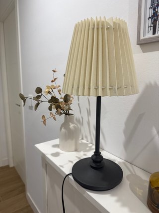 Lámpara de mesa beige y negra