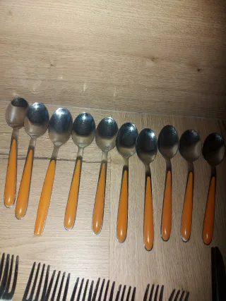 Set posate metallo e plastica