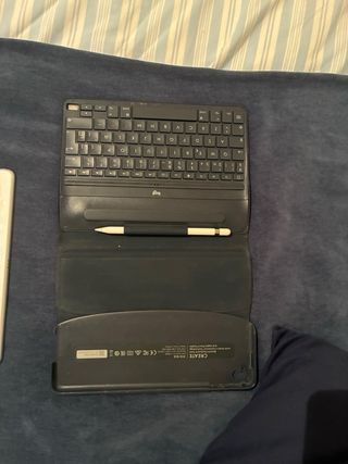 iPad Blanco con Teclado Logitech y Apple Pencil