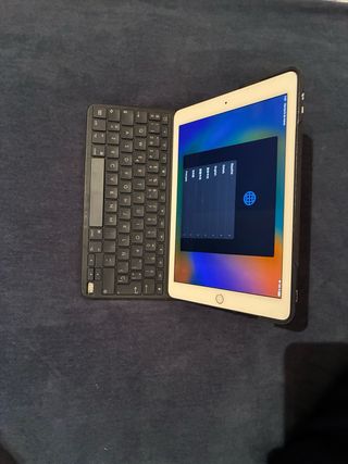 iPad Blanco con Teclado Logitech y Apple Pencil