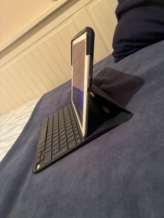 iPad Blanco con Teclado Logitech y Apple Pencil