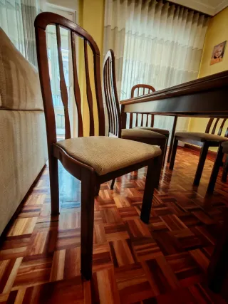 Mesa comedor madera + 6 sillas tapizadas